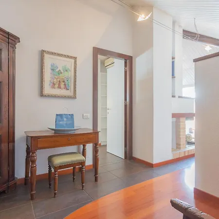 Apartment La Mansarda Como